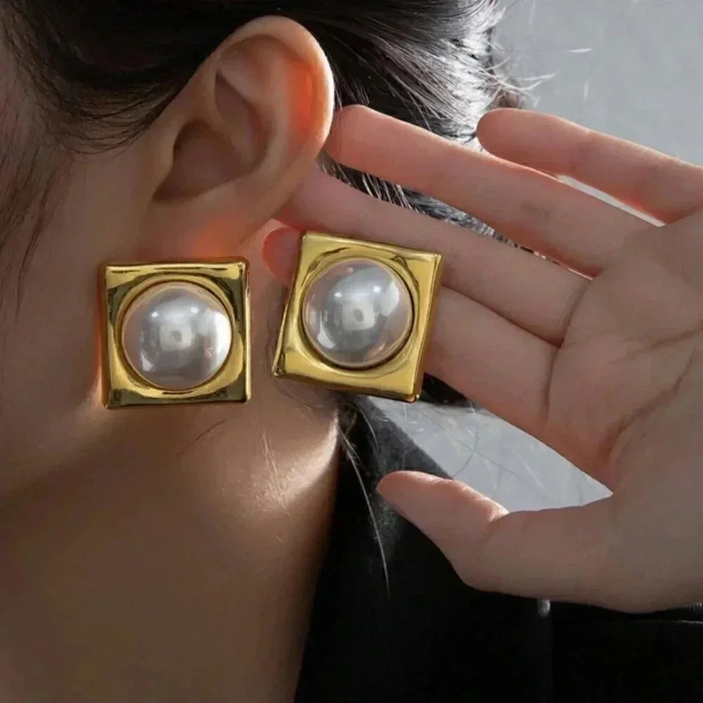 Square pearl statement earrings - Picture 3 of 3